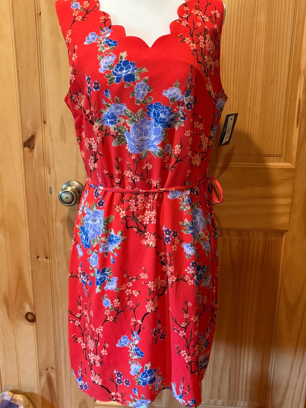 by & by sleeveless sheath dress red/blue floral print scalloped neckline L NWT